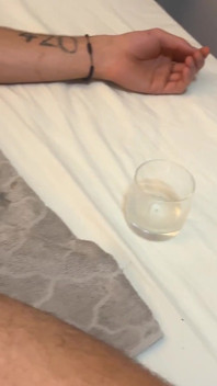 Ele goza, ela bebe