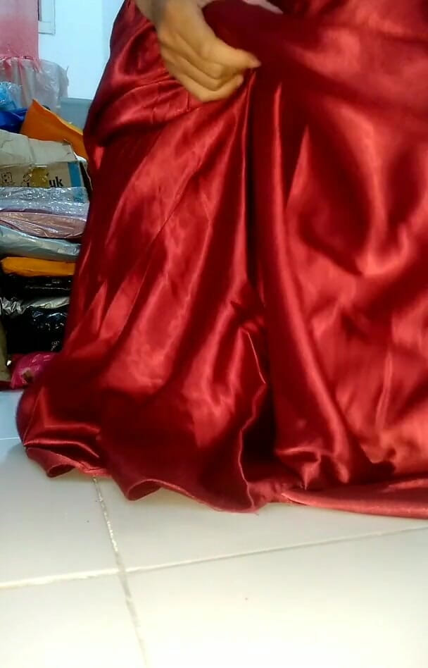 Naomisinka: Sborrata pulsante in abito lungo di raso rosso