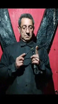 Dom Gresopio dando un baño a su esclavo en el patio trasero 1