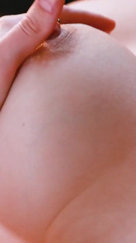 Pelirroja caliente con grandes tetas y pezones perforados se mete los dedos en su mojado coño peludo en su cama