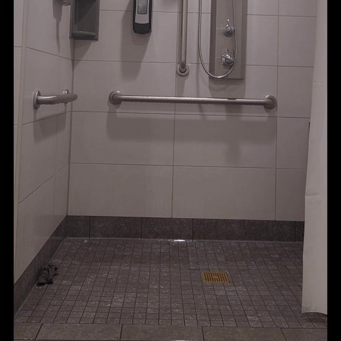 Djk31314: कपड़े उतारते और शॉवर में ड्रेसिंग करते हुए पकड़ा गया।