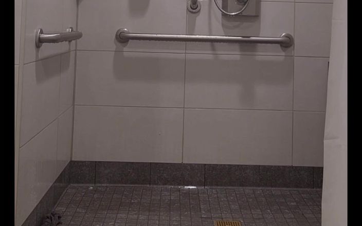 Djk31314: シャワーで服を脱いで着替えているところを捕まえられました。
