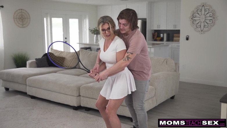 Moms teach sex: Macecha mi pomáhá vyostřit moji hru - S19:e9