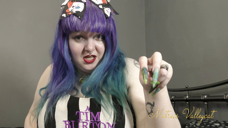 Mxtress Valleycat: Tôn thờ móng tay ma quái