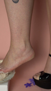 Süße zerstörung, kuchen in stilettos zerquetschen