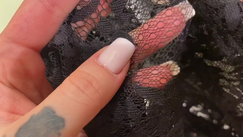 Barbietatoo1: Elle essaye de nouvelles tenues dans un magasin