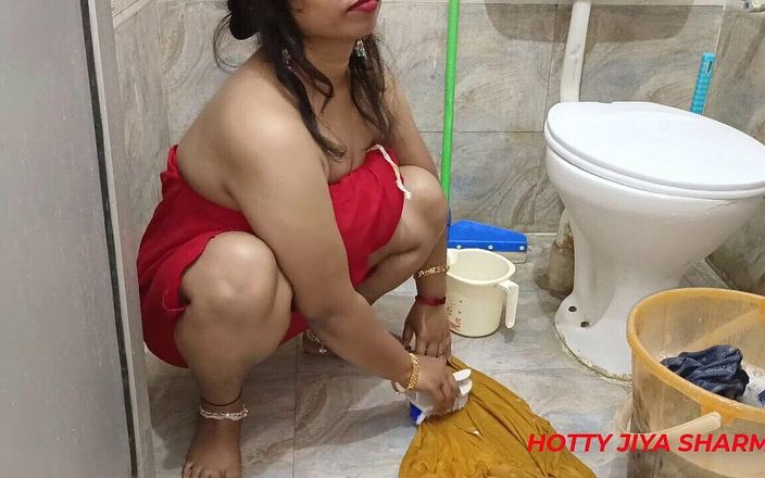 Hotty Jiya Sharma: Hintli kadın net Hintçe ses kaydıyla seks için kıyafetlerini yıkarken...