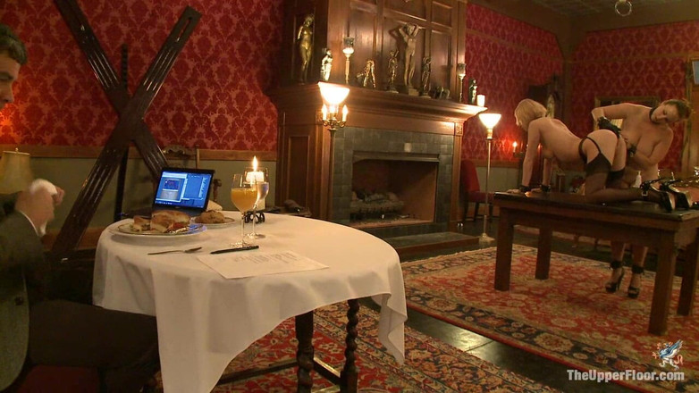 The Upper Floor by Kink: Os escravos do andar superior servem o almoço