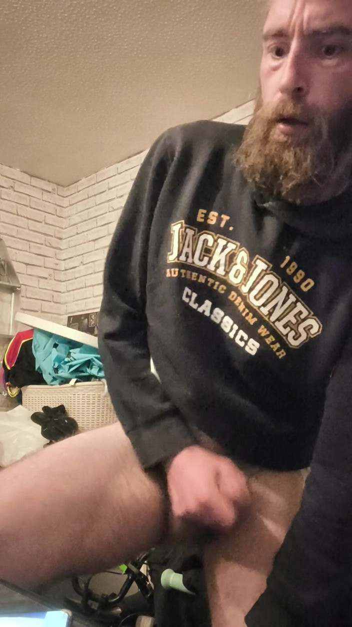 Smoking stoker: Masturbându-mi pula mare și tare și fumând