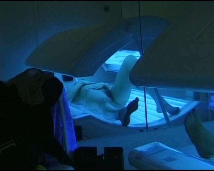 Deutsche Damen: Regardez cette Allemande jouer avec sa chatte sur un transat