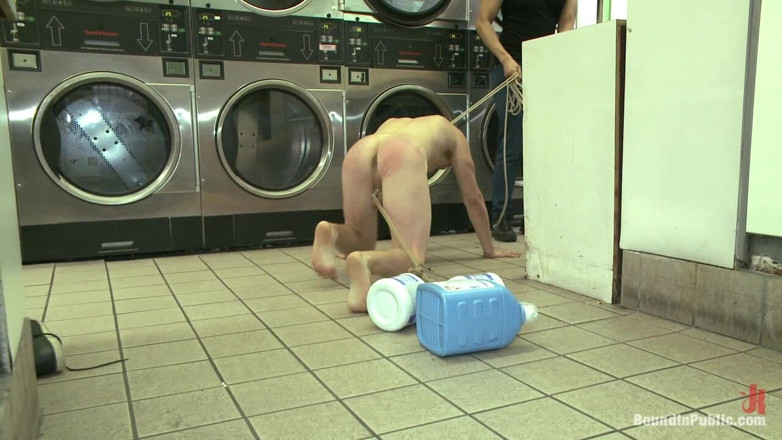 Bound in public: Punk โดนยืดไข่และรูของเขาโดนฝูงชนของผู้ชายเย็ด