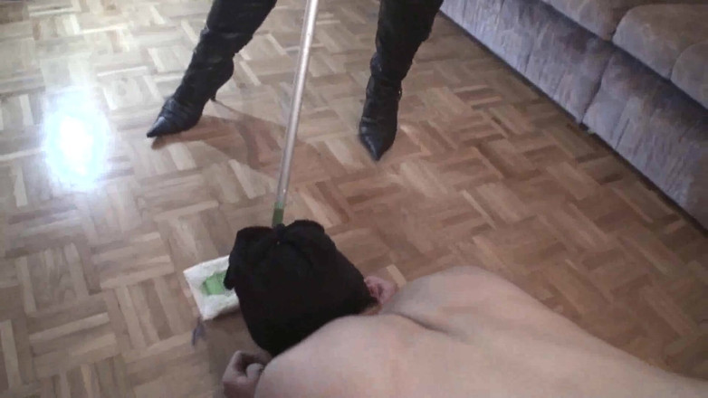 Femdom Austria: Прибирання голим