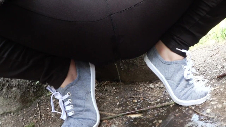 Faye Taylor: Outdoor desperation and pissing in my leggings