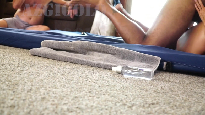 AZGIGOLO: Mediodía V isit a la casa de un cornudo