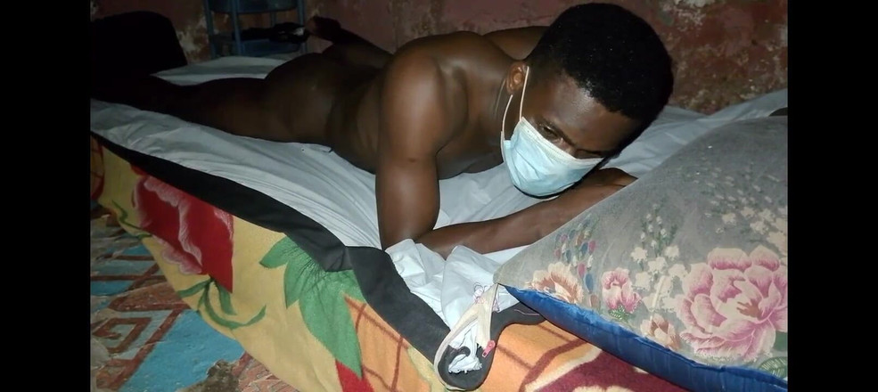 Masturbator emmy: Africký černoch šuká svou postel