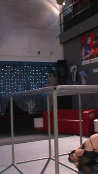 Gorąca dziewczyna uwielbia absolutne BDSM z dwoma facetami