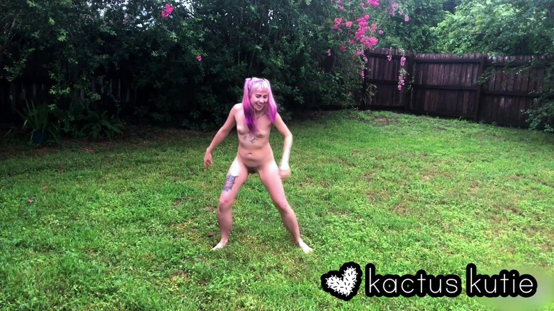 kactus kutie: 雨の中でおしっこをしたり、愚かになったりする