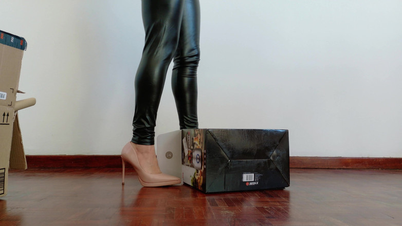 Kinky Lyrical: Шпильки против картона