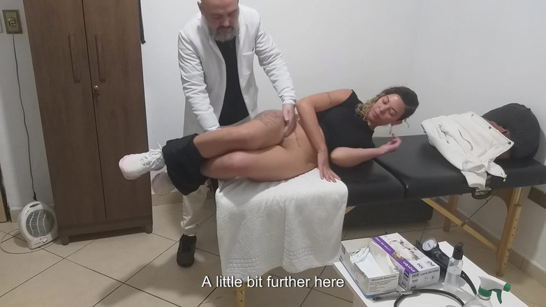 Gabi SweetCouplesStories: Il paziente viene sditalinato dal proctologo durante l'esame anale.