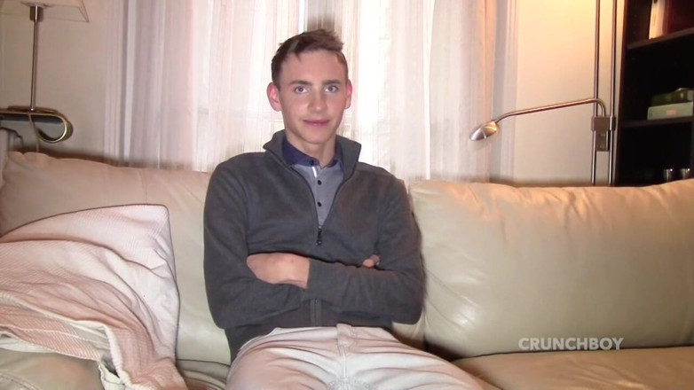 Gaybareback: Sexy, innocente gay scopato senza preservativo da Tim Cosla a 19...