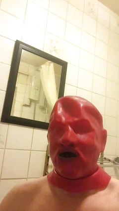 Gioca nella maschera rossa di due ragazzi