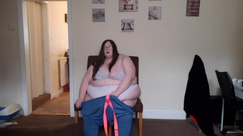 SSBBWLadyBrads: SSBBW is she too fat for clothes