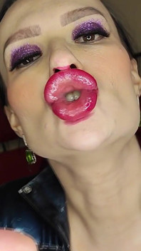 Verlierer-wichsanleitung von der latexgöttin mit dicken Lippen