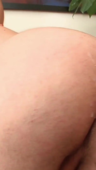 Bi-fuckers Cena 2 exuberante morena em sexo a três bissexual termina com seus peitos gozados por dois paus