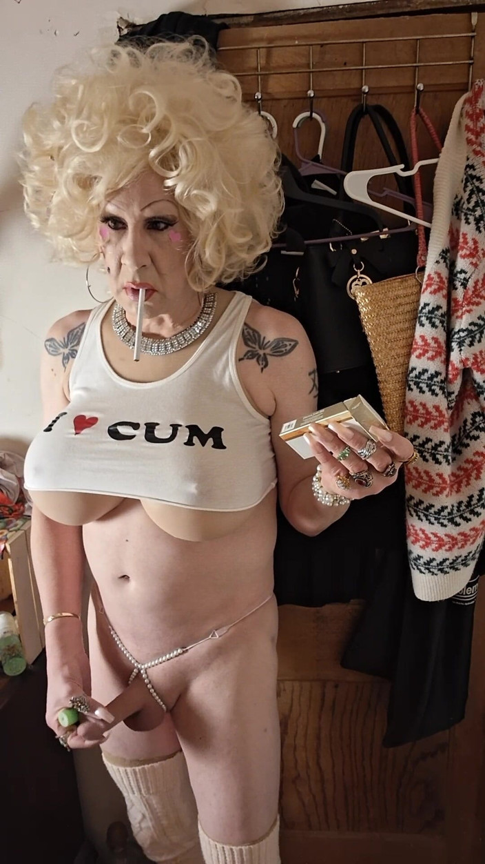 Mshollbrook: Juicy Bimbo