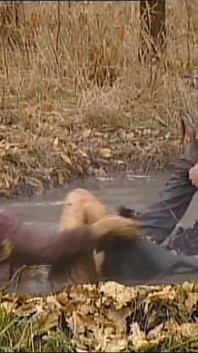 Nadržená milf děvka má sex s velkým ptákem na Muddy Place