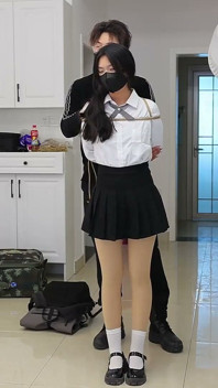 다부진 여자친구의 밧줄, 뒷손의 궁극적인 제약을 경험하고 있다