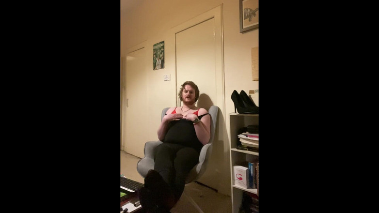 Ava Maxwell: Ava maxwell lagi asik sambil pakai celana dalam