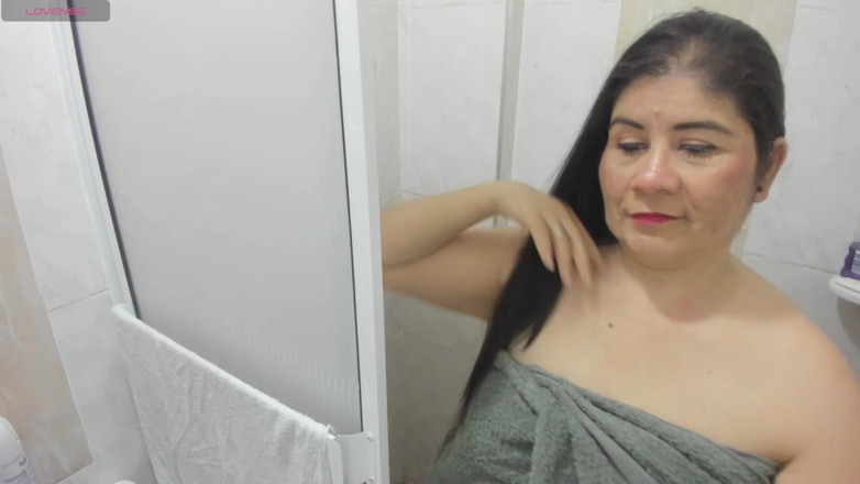 Kira Geiner: Shower Game for a P2 Fan