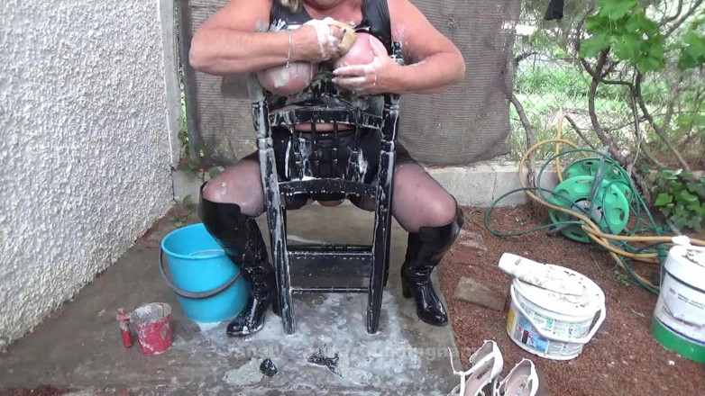 Julie Cunningham: Set021 sentado en la silla bondage lavando tetas atadas