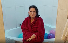 LittleMaila: Zralá brunetka ve vaně plné balónků