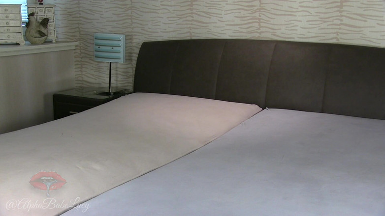 AlphaBabeLucy: Ik masturbeer terwijl opgesloten slaaf mijn voeten aanbidt