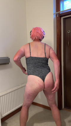 Julia Trans: 变性人打屁股，睾丸和自慰和为爸爸高潮