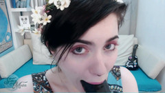 Stacy Moon: Teen Angel miluje gag na velkém černém robertku