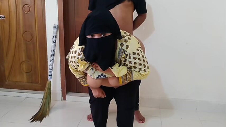 Aria Mia: Panjabi sexy služka mi vyčistí pokoj, pak ji ošukám do...