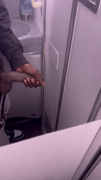 Большой черный член в туалете