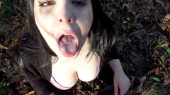 Dead Girl: Dívka stříká do pusy v lese