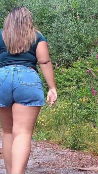 O LATINĂ FRUMOASĂ CU FUND MARE FACE SEX ÎN MAȘINĂ CU UN STRĂIN!