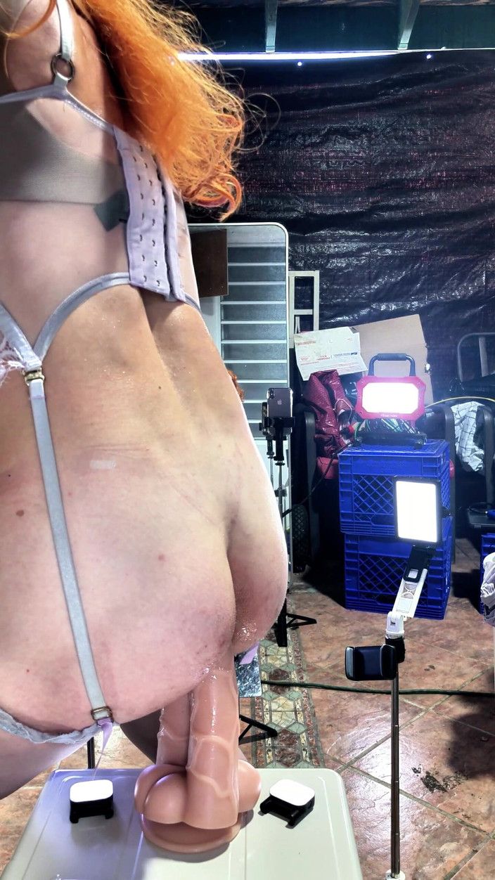 Benito414: Ts shemale mooie kont in lingerie netkousen rijdend op anale...