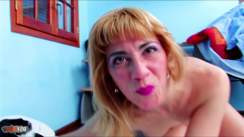 MMM100 Solo: Martina Vidal: Milf tesuda vestindo fishnt e mostrando sua buceta...