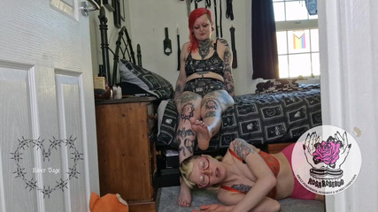 rosarosebud: Rosa Mx River'ın ayaklarına, götüne ve göğüslerine tapıyor