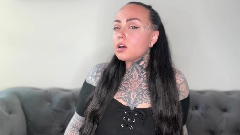 Miss Valentina: Toaletă cu adulmecare cu pârțuri