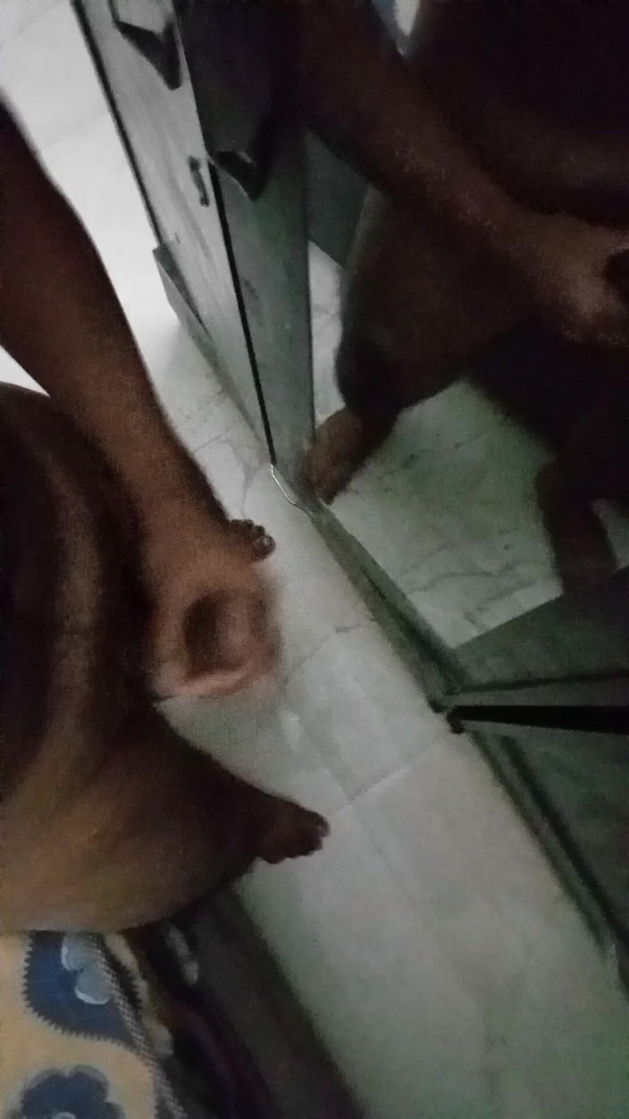 Raaz26d: Ungându-mi pula mare în dormitor și masturbându-mă În fața oglinzii