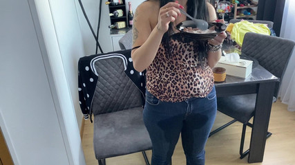 Panfil corina: Makan dan kencing dalam seluar jeans