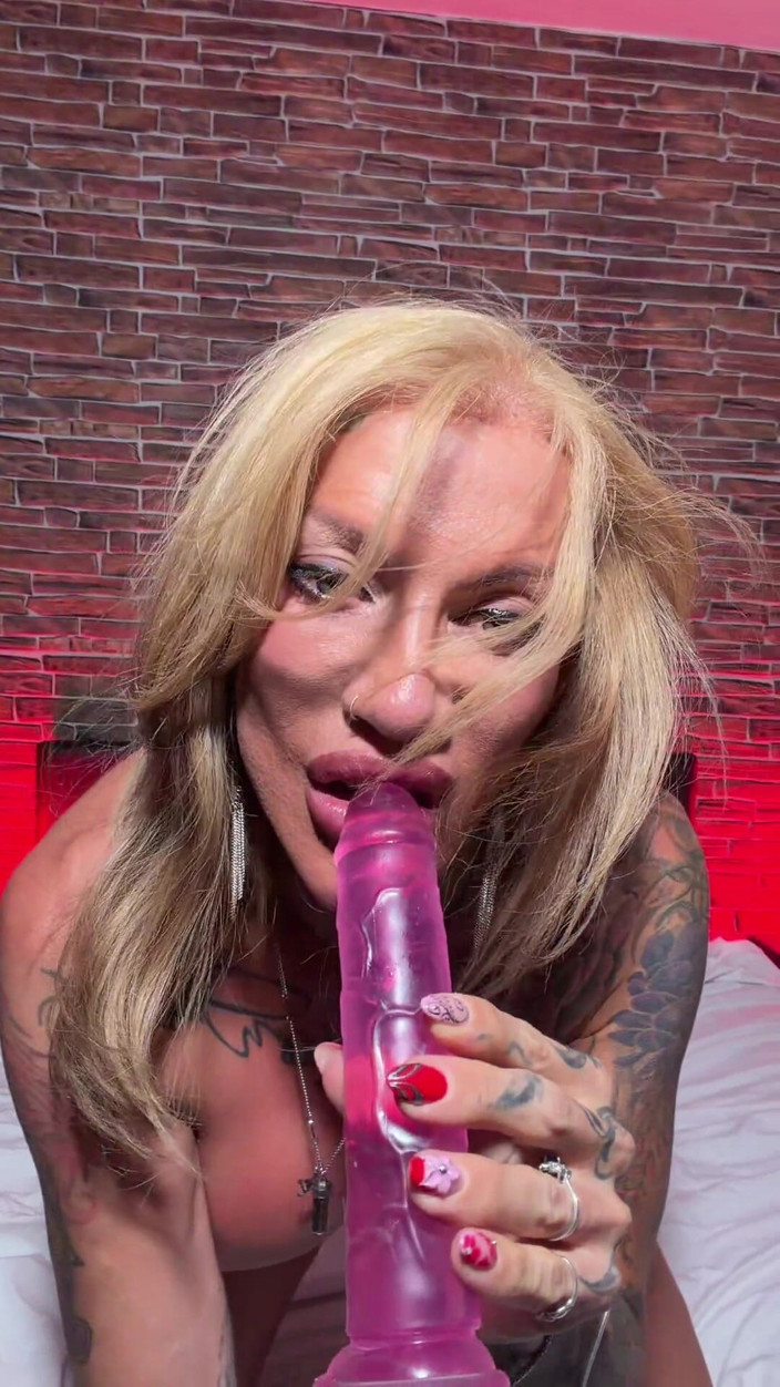 Shy trans: Jeu dans ma lingerie rouge dans la chambre
