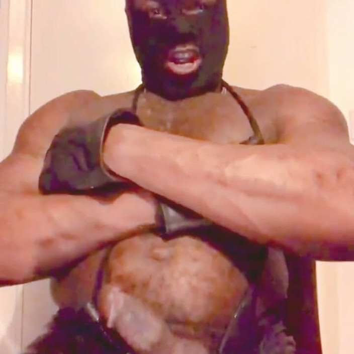 Black smoking muscle stepdad: Latex, Fumée, Capuche, Grosse Bite Noire, Porno, Bordure